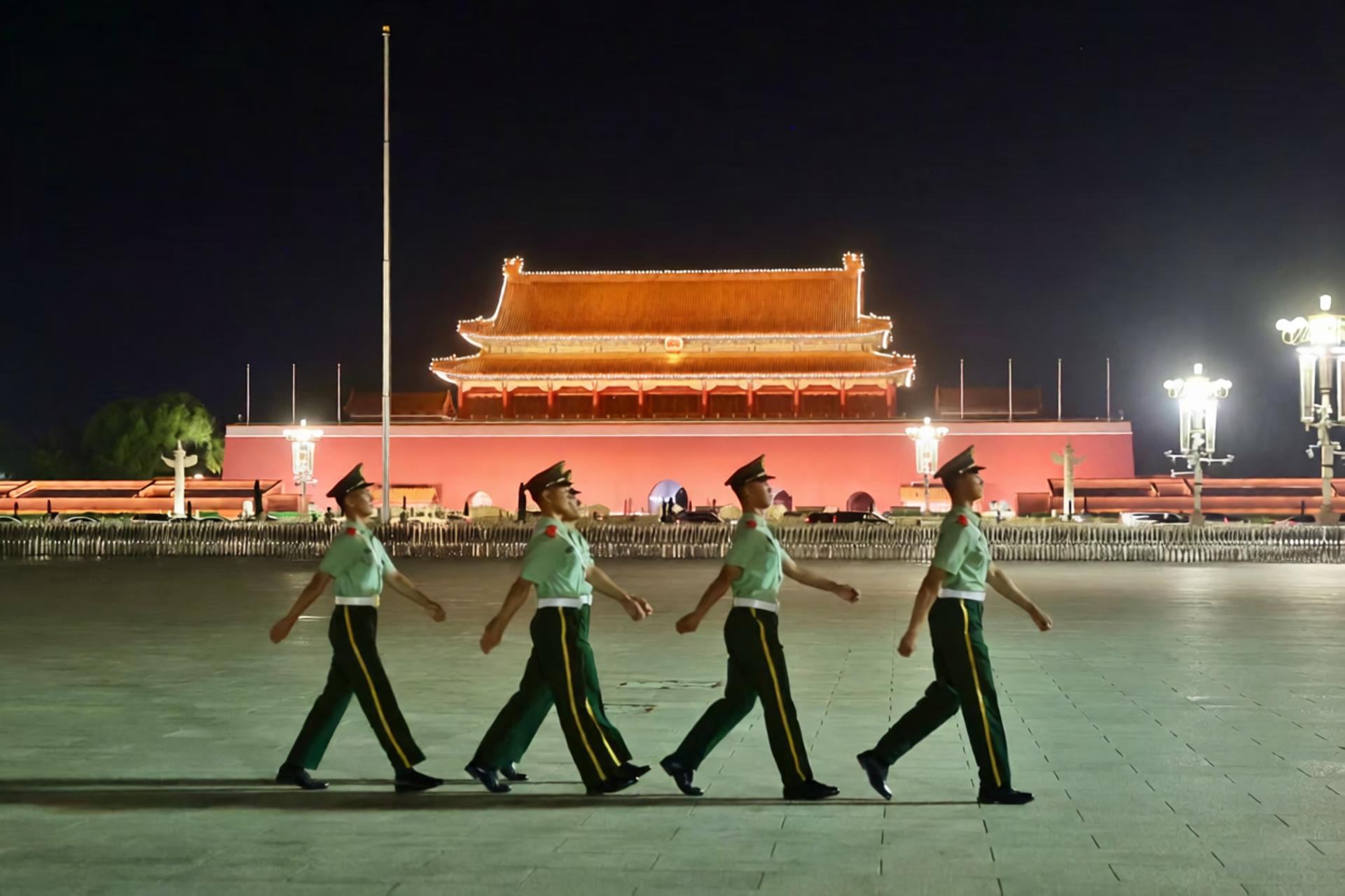 退役老兵在天安门广场完成哨位交接