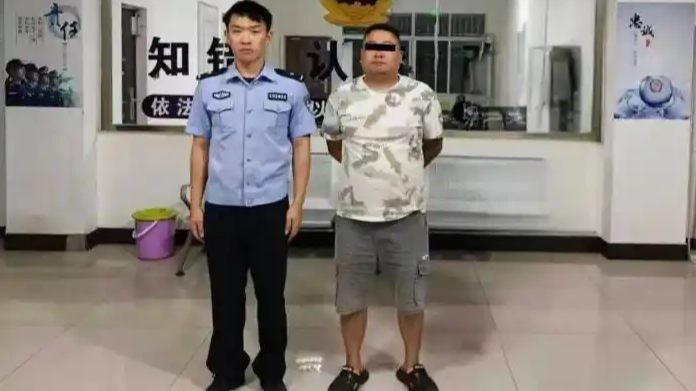 男子故意用手掀起女性裙摆被拘留