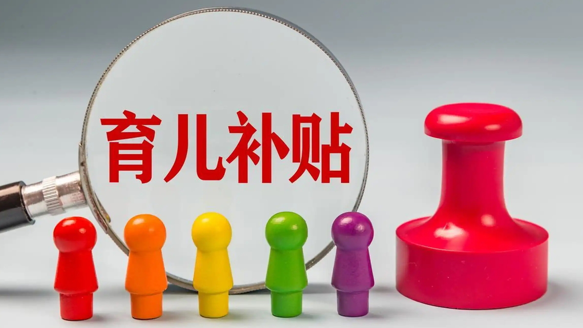 百名袖珍人在“小人国”表演谋生