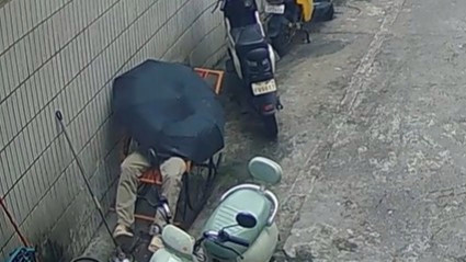  男子身体不适坐路边摇椅安详去世
