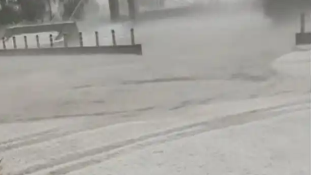 山西一地遭冰雹袭击 地上如白雪覆盖