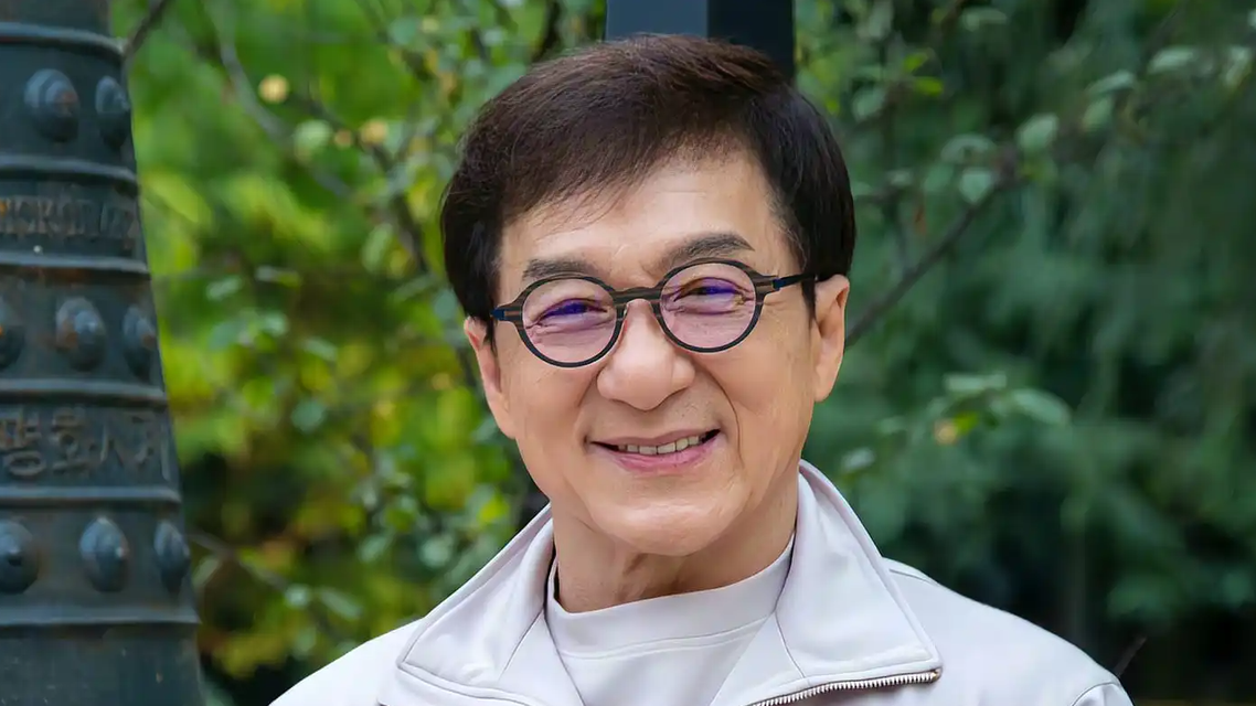  71岁成龙与友人聚餐