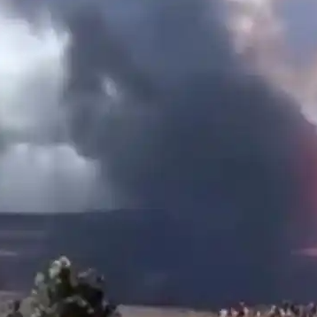 夏威夷火山喷发 出现“火龙卷”奇观