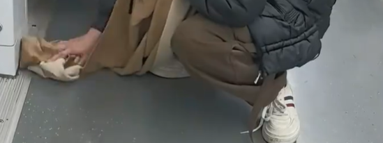 地铁回应女子打翻奶茶用围巾擦净