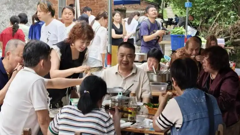  莫氏鸡煲爆火帮工一周就扛不住了