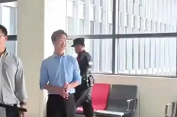 温文尔雅的医生演起暴徒六亲不认