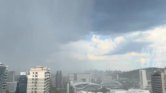 杭州上空出现一道分界线