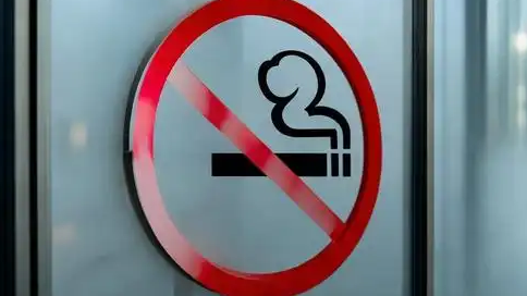 男子在景区抽烟烫伤男童眼角