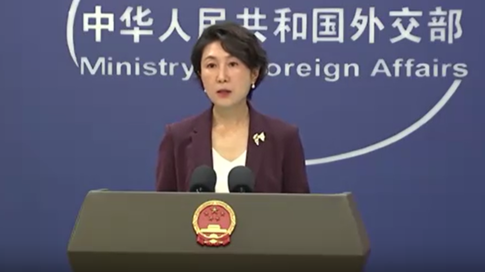 赵雅芝把粉丝送的400封信签名后回寄