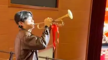 纪念活动男子吹响冲锋号 全场沸腾