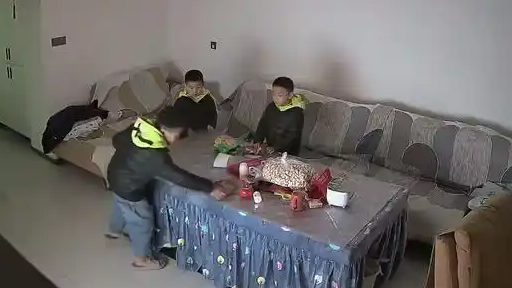 家中灯起火 3个小孩哥上演最强配合