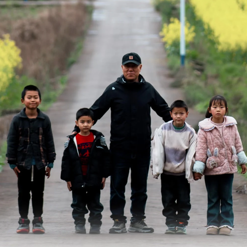 小学仅1老师4学生 全校都是班干部