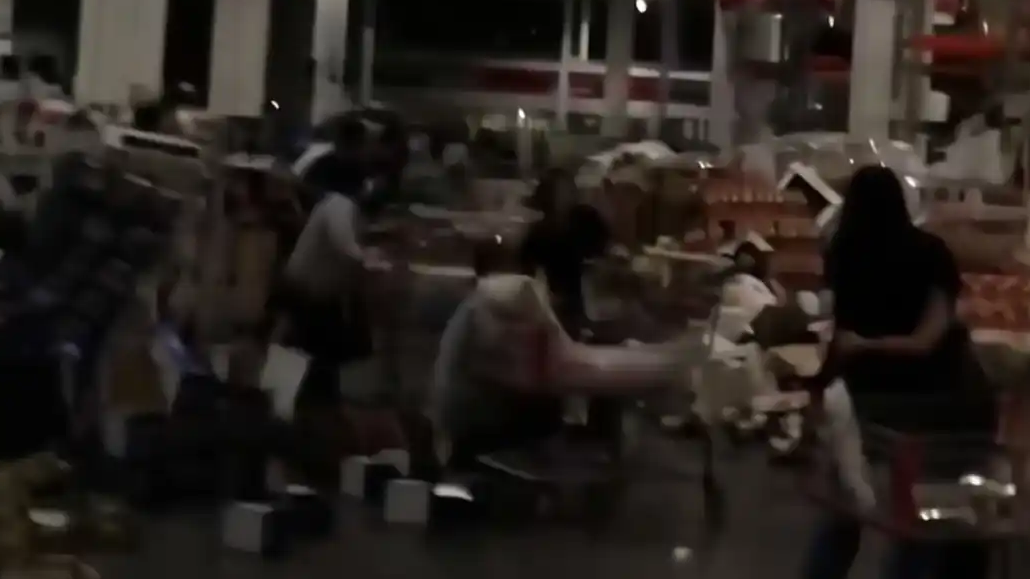实拍日本地震：超市内孩子们哭成一片