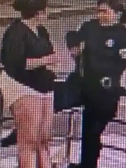  委内瑞拉女警调整配枪时意外走火