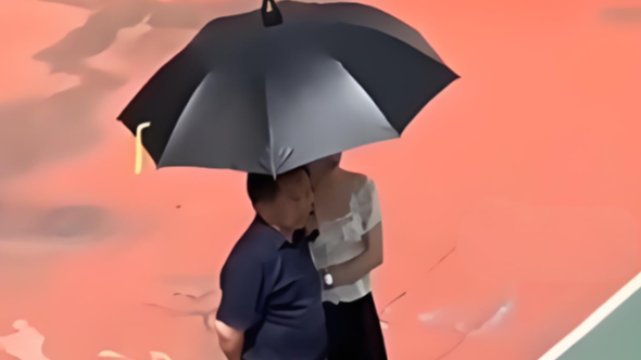  一段视频就给打伞父女定罪简直离谱