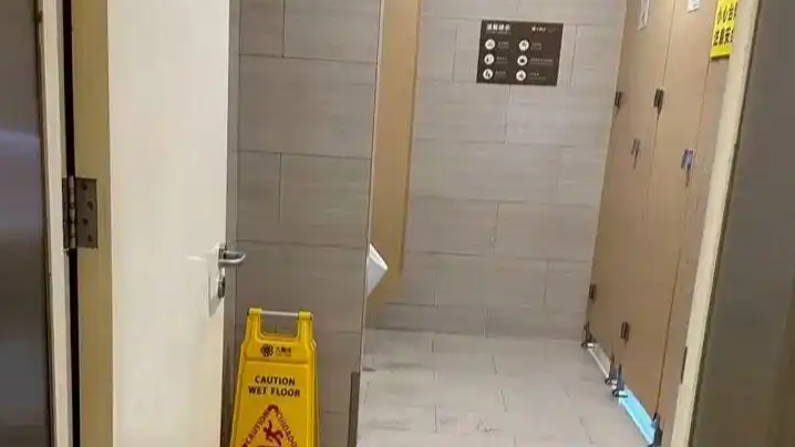 商场半开放男童厕所引质疑 商场回应