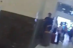   警察带台湾同胞走中国公民专用通道 缩略图