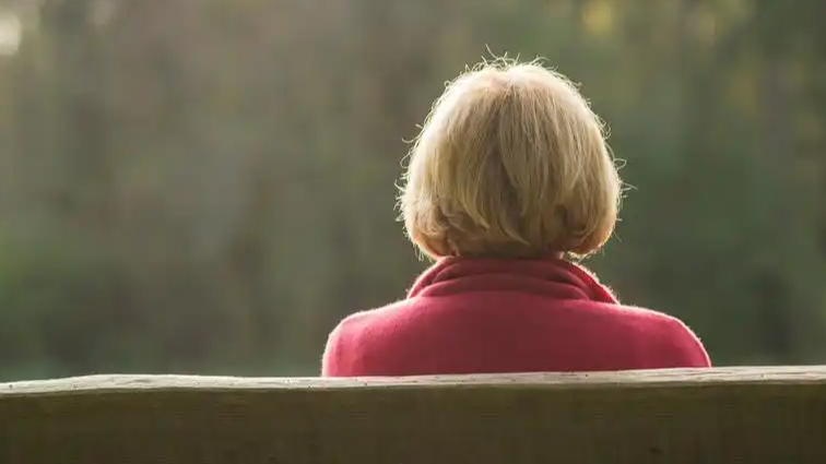 老人想与亡女合葬被要求本人签字