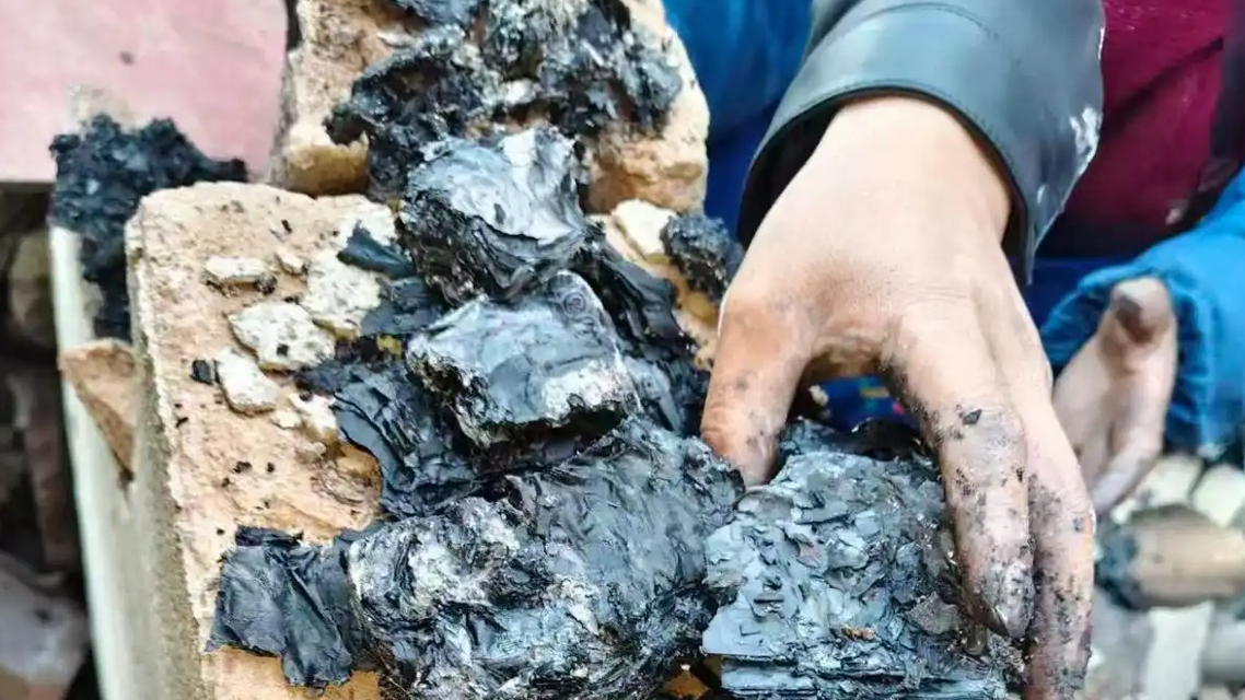 老人家中突发火灾 30多万现金被烧