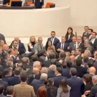 土耳其议会爆发斗殴：议员们互相撕打