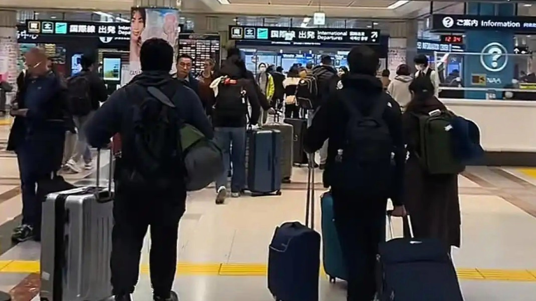 日本机场挤满了回国的人