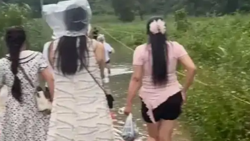 女子参加闺蜜婚礼翻山越岭连闯多关