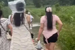 女子参加闺蜜婚礼翻山越岭连闯多关