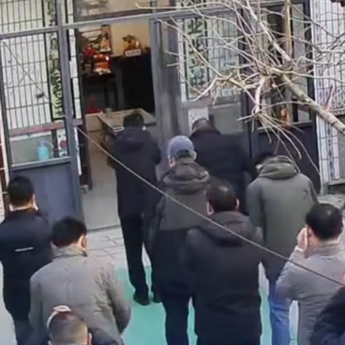  专属BGM一响 山东人磕头拜年出场