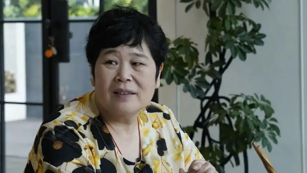 “别急着一棒子打死房主任”
