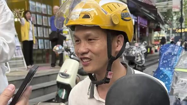 暴雨中救小孩的外卖小哥之一找到了