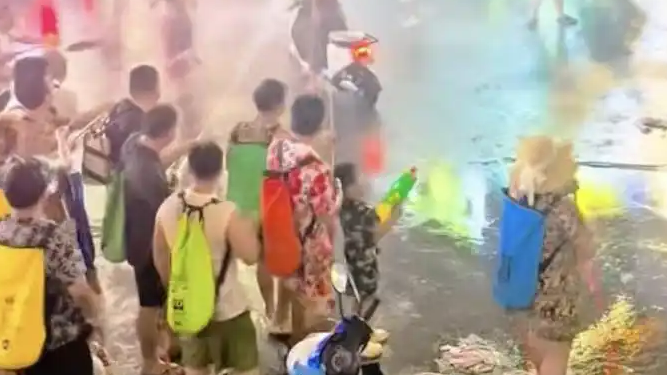 泼水节疑有人用高压水枪喷射路人