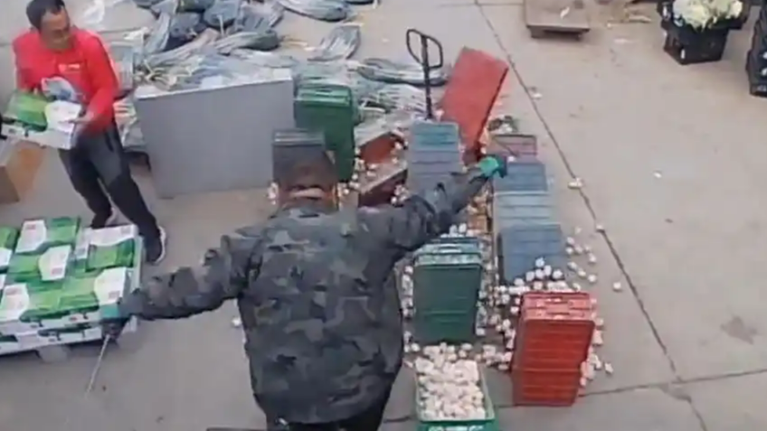 员工第一天上班失手摔了18筐鸡蛋