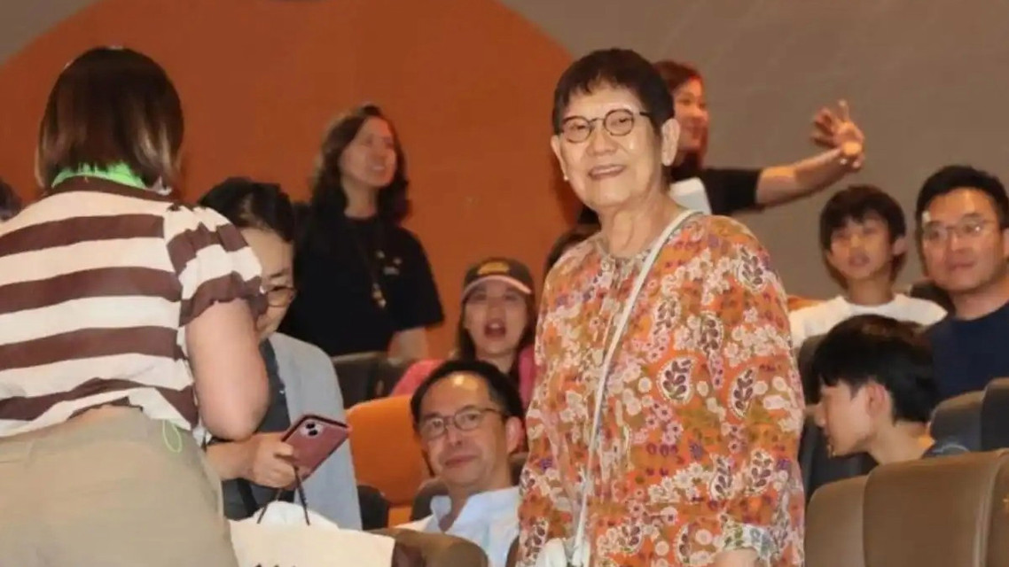  周星驰妈妈现身香港首映礼