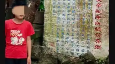 领养现场军犬蹭着训导员不肯走