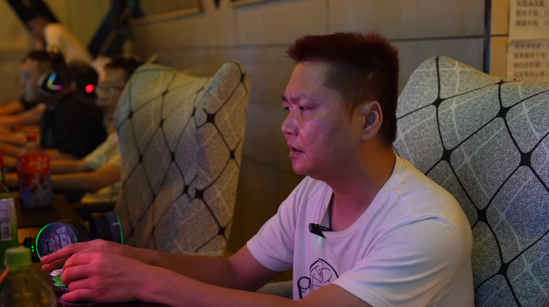  网吧设六毛一小时上网区 还能住