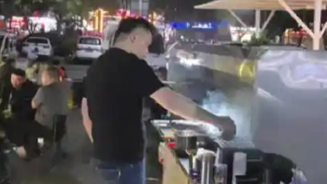 烧烤摊主突然停业10天：去救小宝宝