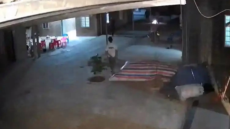 房主任哽咽呼吁大家不要买黄牛票