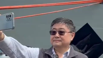 台退役舰长首登解放军舰艇疯狂自拍