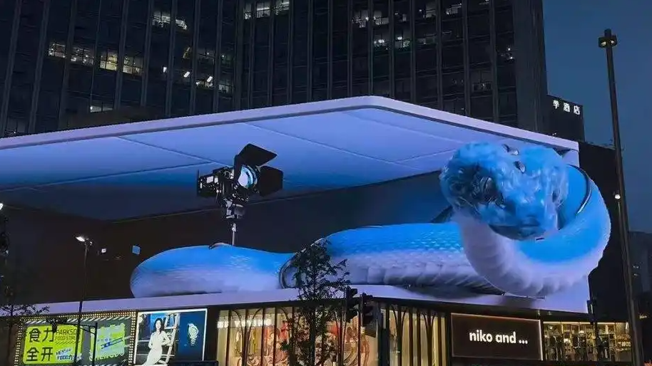  成都春熙路巨型3D蛇太逼真引争议