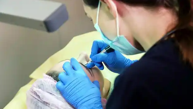 文眉师故意文丑眉强迫顾客升单获刑