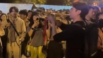  男子小号演奏《歌唱祖国》引无数人合唱