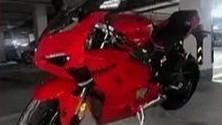  小偷叫3辆货拉拉拖走价值20万摩托车