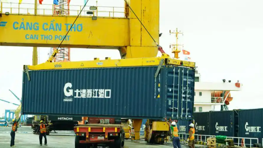 平陆运河首条外贸航线首艘货船抵越
