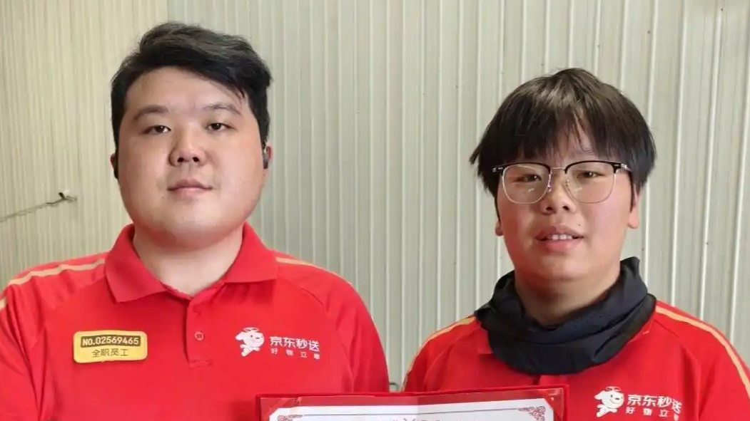  独自养活3弟妹的女生遭堵门：被吓到
