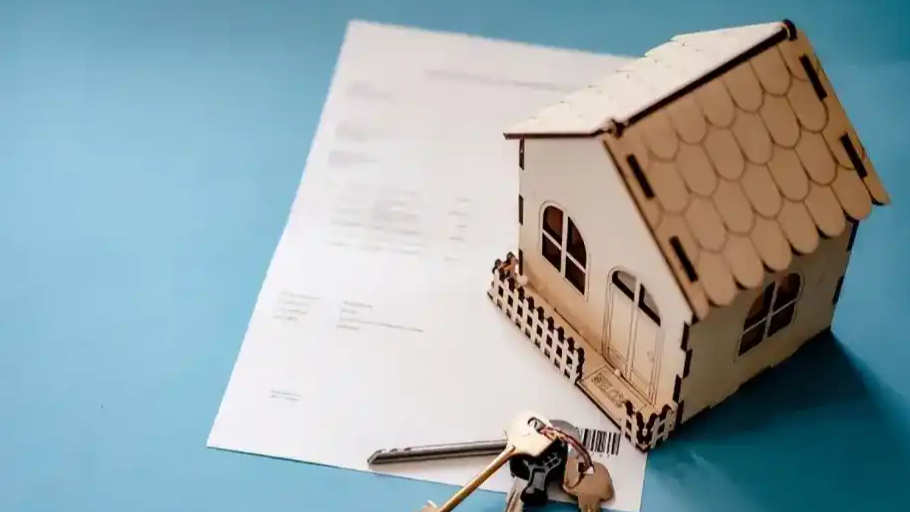 女子验收新房发现已有陌生人入住