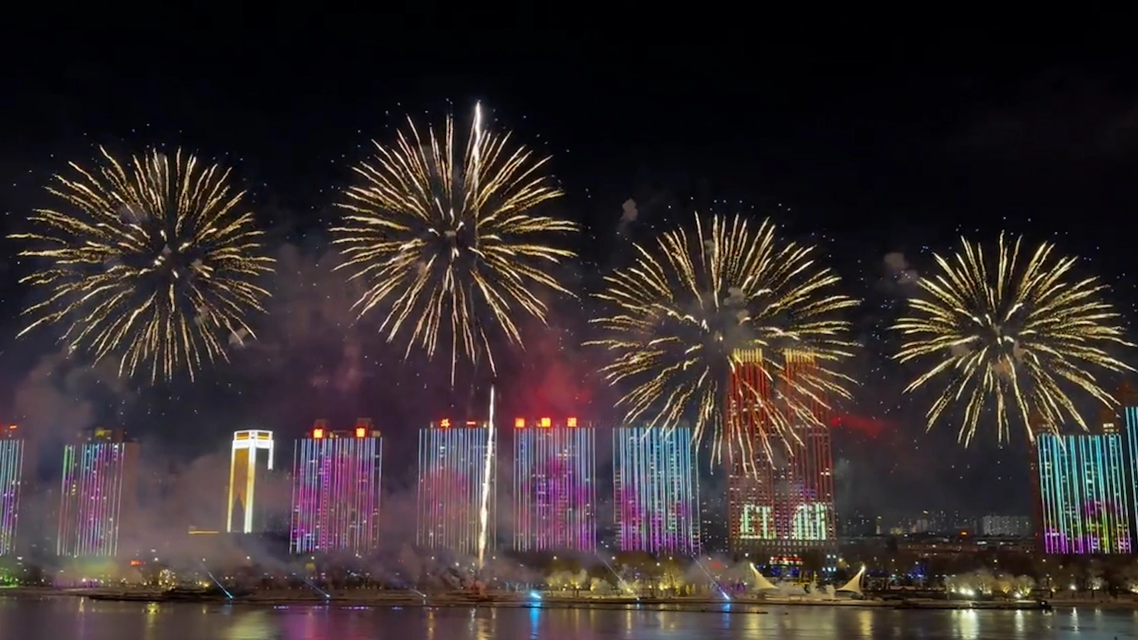 跨年夜人潮涌动 松花江畔烟花绽放