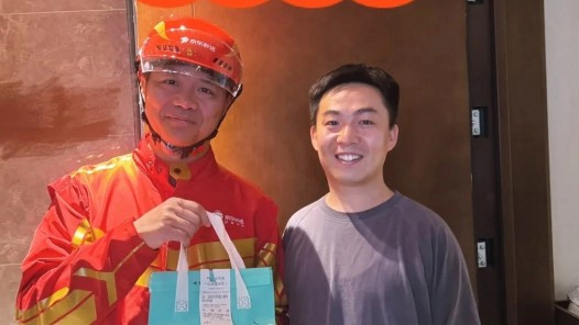 刘强东亲自送外卖