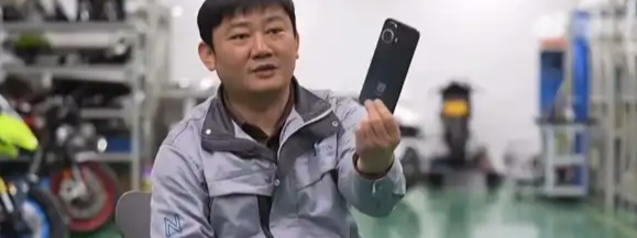  张雪还在用2000多块钱的坏手机