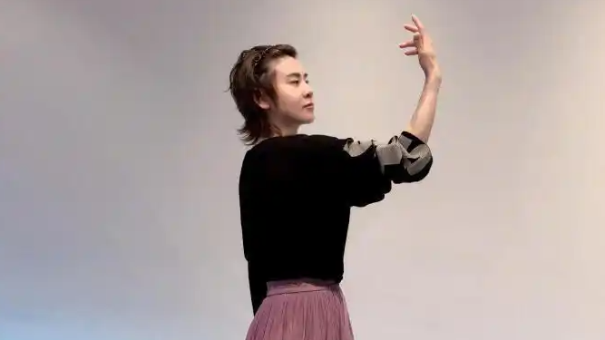  王濛穿粉色裙子