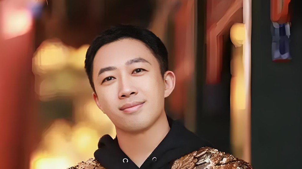 馆长体验新能源汽车 狂赞中国制造